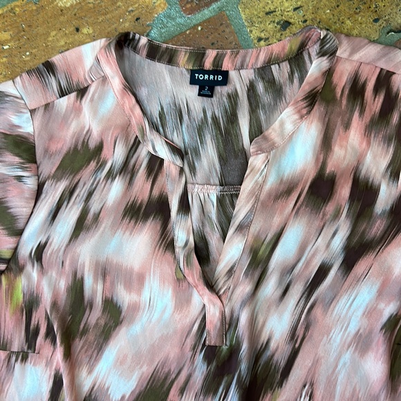 Torrid Georgette Multi Print Split Neck Top sz2X - Picture 8 of 11